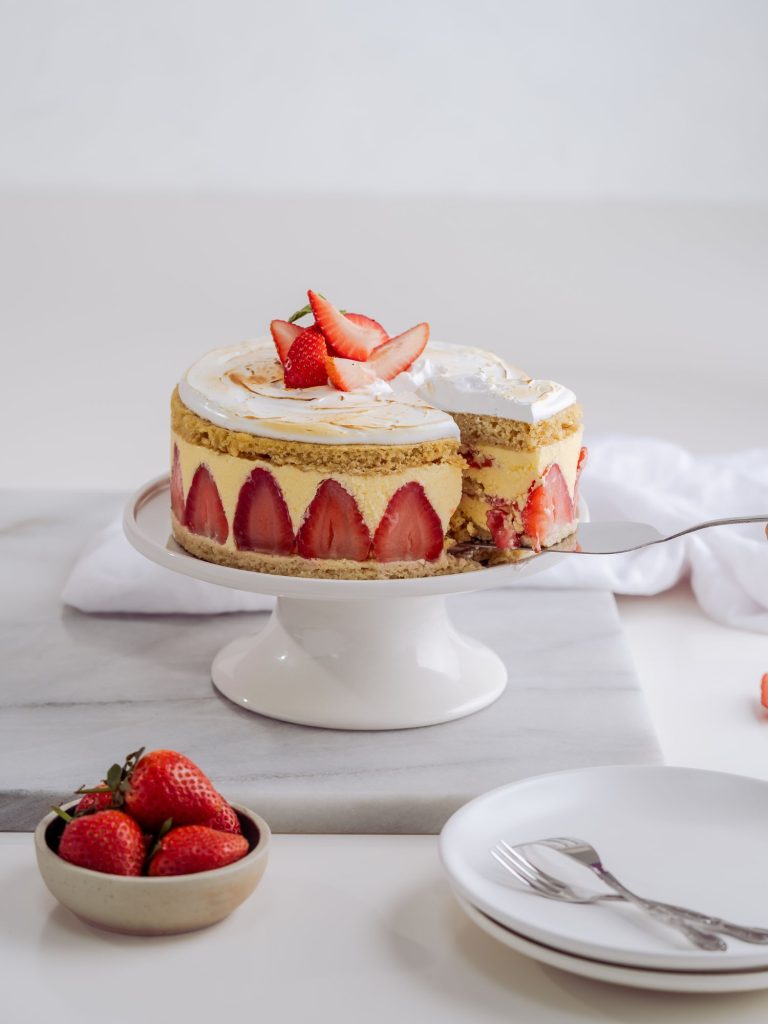 fraisier sur plat pattisserie traditionnelle
