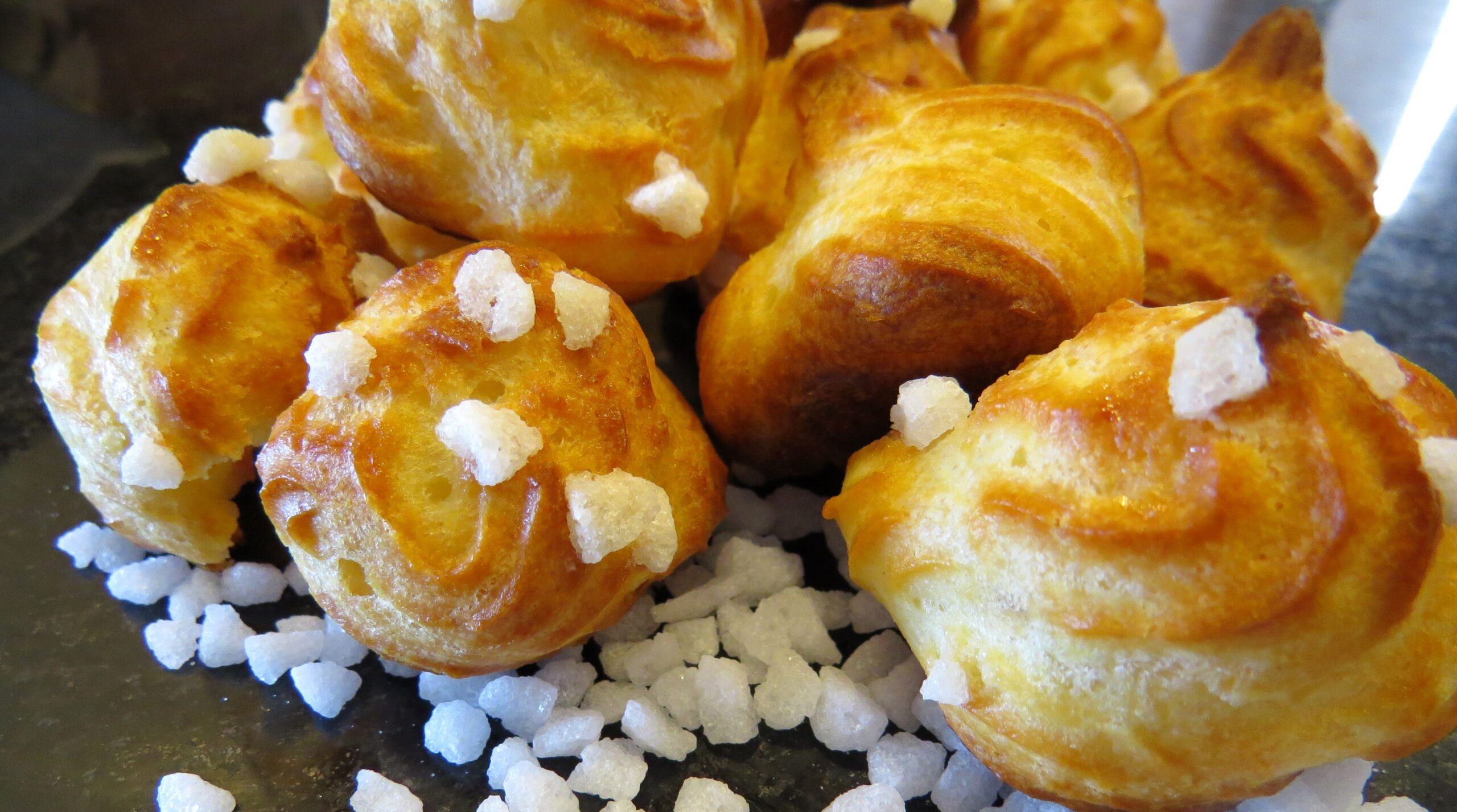 L’Art du Chou Pâtissier : Chouquettes Dorées & Petits Éclairs Gourmands